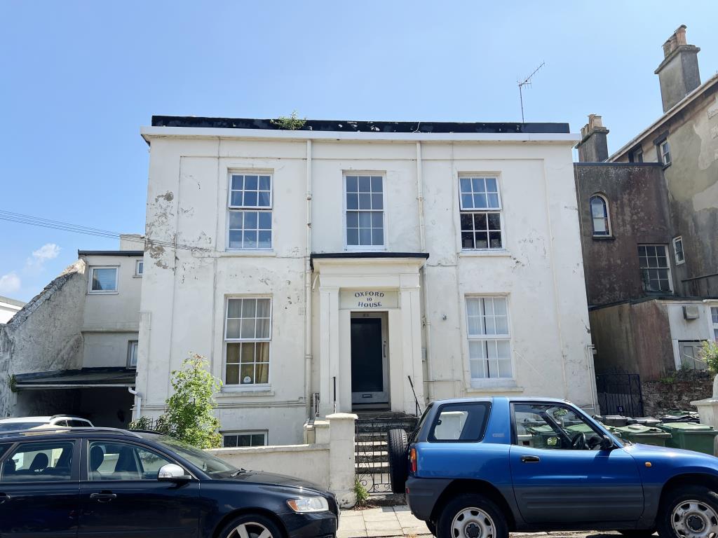 Lot: 10 - THREE-BEDROOM FLAT FOR INVESTMENT OR OCCUPATION - Rendered painted front of block with communal front garden